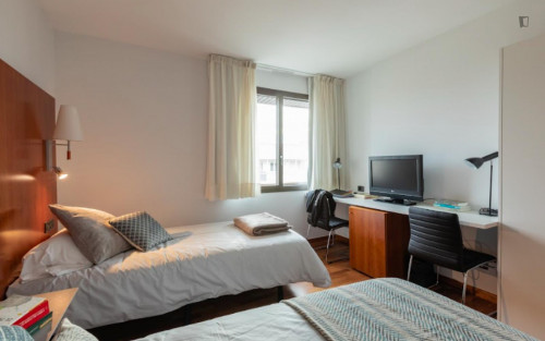 Bed in a charming twin ensuite bedroom, in Iturrama - Gallery - 27