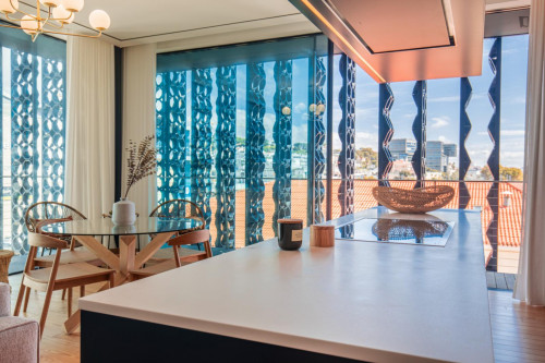 Refined 2-bedroom apartment next to Cascais train station