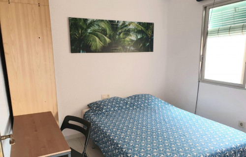 Double bedroom in a 3-bedroom apartment near Parque El Tossal
