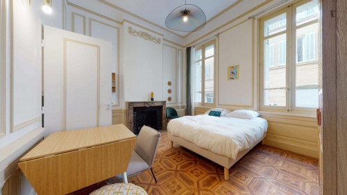 Snug double ensuite bedroom close to Saint-Charles train station