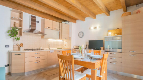 Bright 2-bedroom apartment close to Como Lago train station