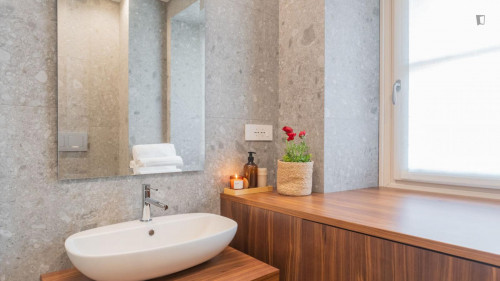 Modern 2-bedroom flat close to Alessandro Volta Statue