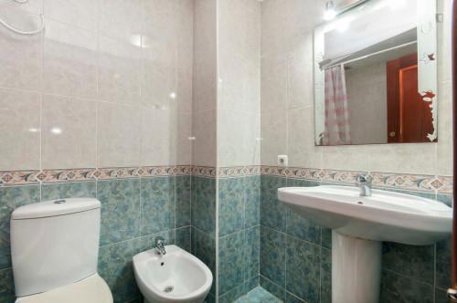 Double bedroom in a 6-bedroom apartment not far from Marq - Castillo train station - Gallery - 19
