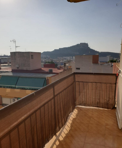 Double bedroom in a 3-bedroom apartment near Parque El Tossal