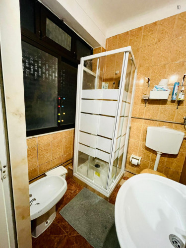 Great single bedroom in a 5-bedroom flat - Gallery - 5