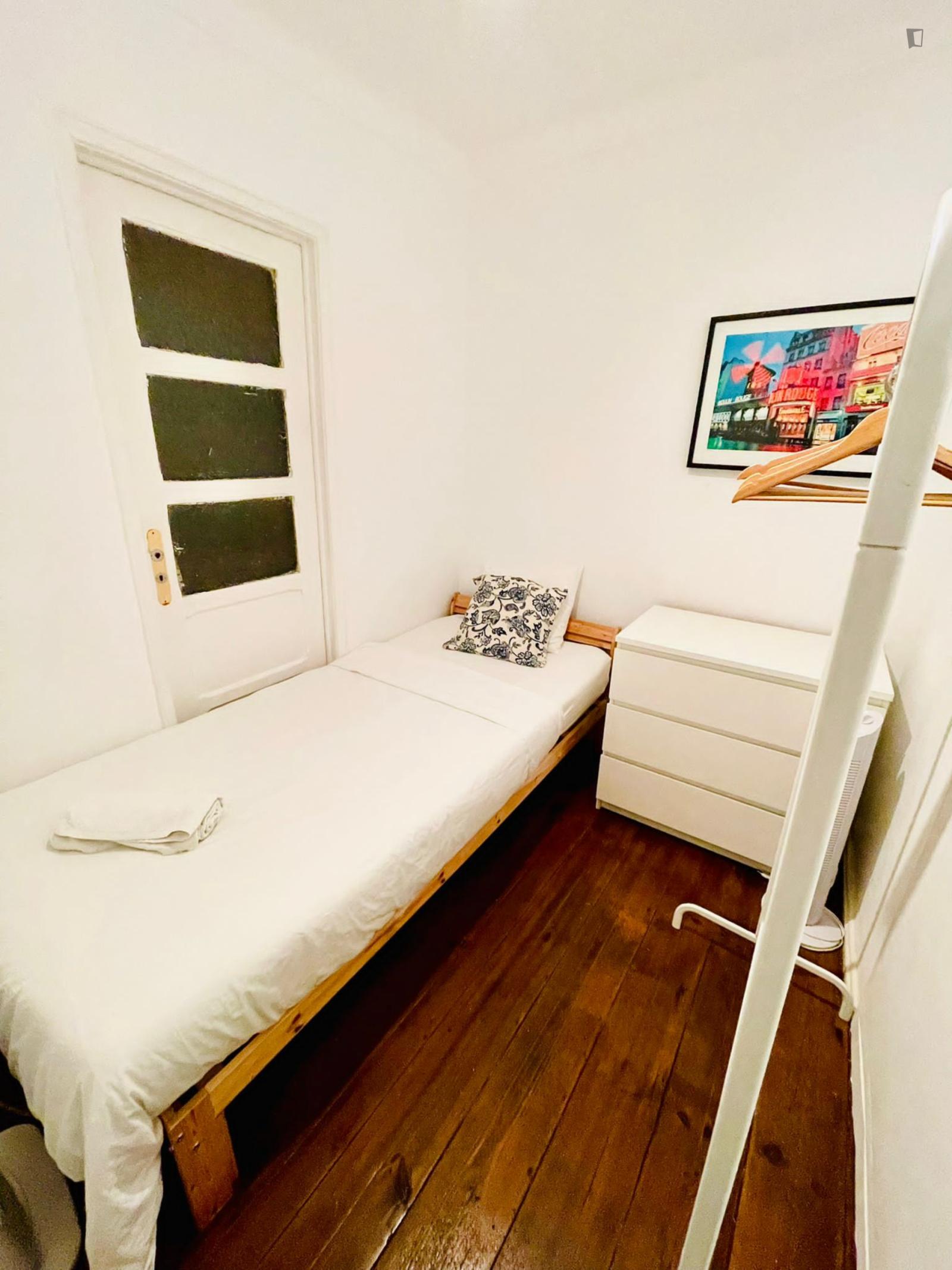 Cosy Single Bedroom - 1