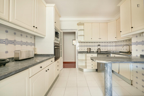 S3 R1 - Large double bedroom with a balcony, near the Saldanha metro