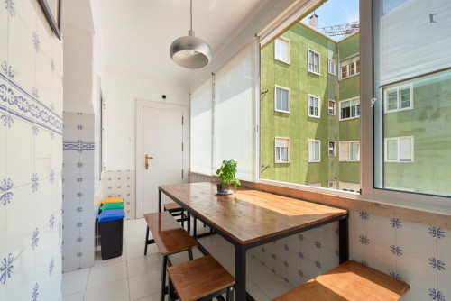 S3 R1 - Large double bedroom with a balcony, near the Saldanha metro
