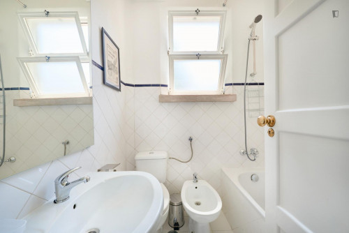 S3 R1 - Large double bedroom with a balcony, near the Saldanha metro