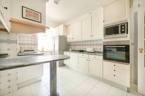 S3 R1 - Large double bedroom with a balcony, near the Saldanha metro
