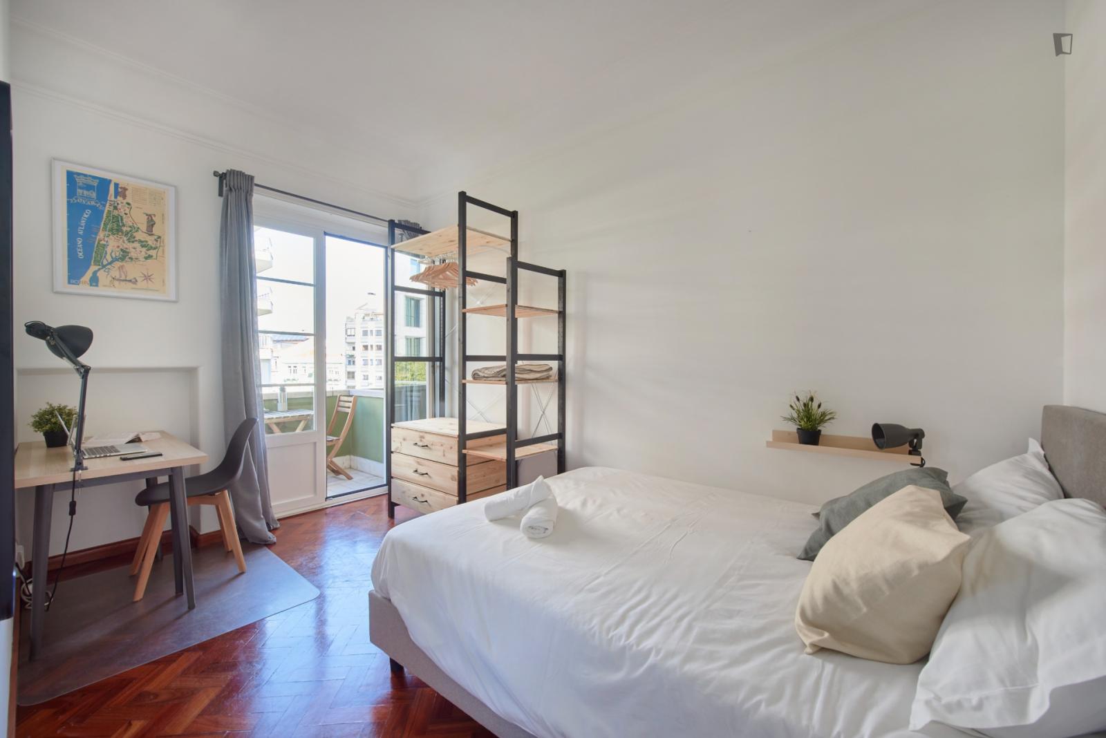  S3 R1 - Large Double Bedroom With A Balcony, Near The Saldanha Metro  -  S3 R1 - Large double bedroom with a balcony, near the Saldanha metro  - Gallery -  1