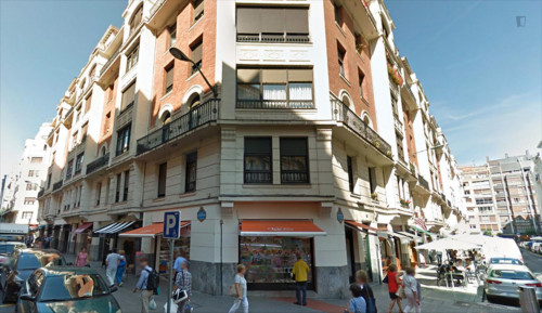 Colourful Double bedroom in a 5 bedroom apartment close to Indautxu