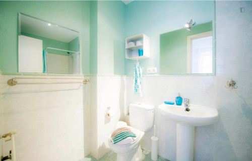 Colourful Double bedroom in a 5 bedroom apartment close to Indautxu  - Gallery -  5