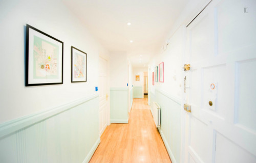 Colourful Double bedroom in a 5 bedroom apartment close to Indautxu