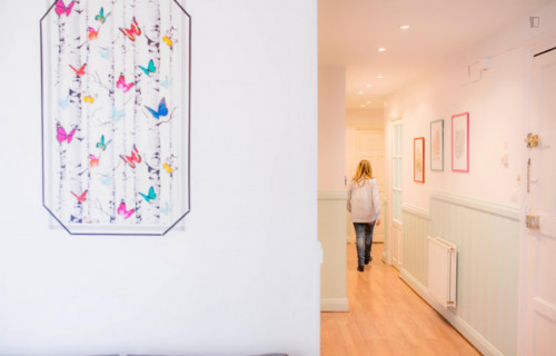 Colourful Double bedroom in a 5 bedroom apartment close to Indautxu