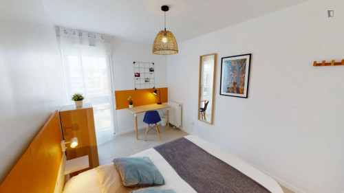 Cute double bedroom next to Nanterre-Préfecture train station