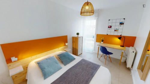 Cute double bedroom next to Nanterre-Préfecture train station