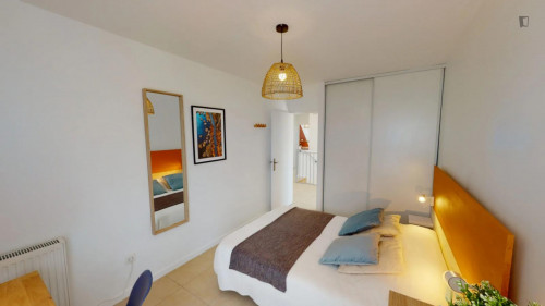 Cute double bedroom next to Nanterre-Préfecture train station