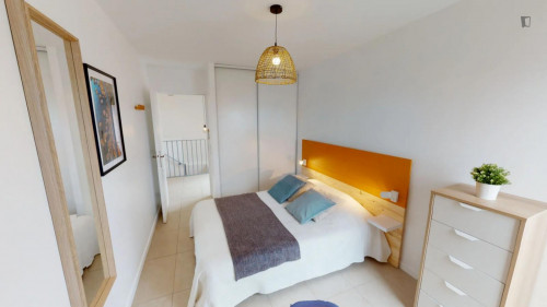 Cute double bedroom next to Nanterre-Préfecture train station