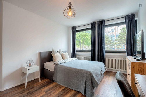 Cool double bedroom in a 6-bedroom apartment in Pantaleons-Viertel