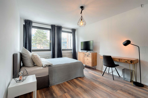 Cool double bedroom in a 6-bedroom apartment in Pantaleons-Viertel