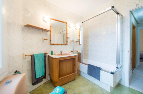 Sublime double bedroom in a student flat, in Indautxu