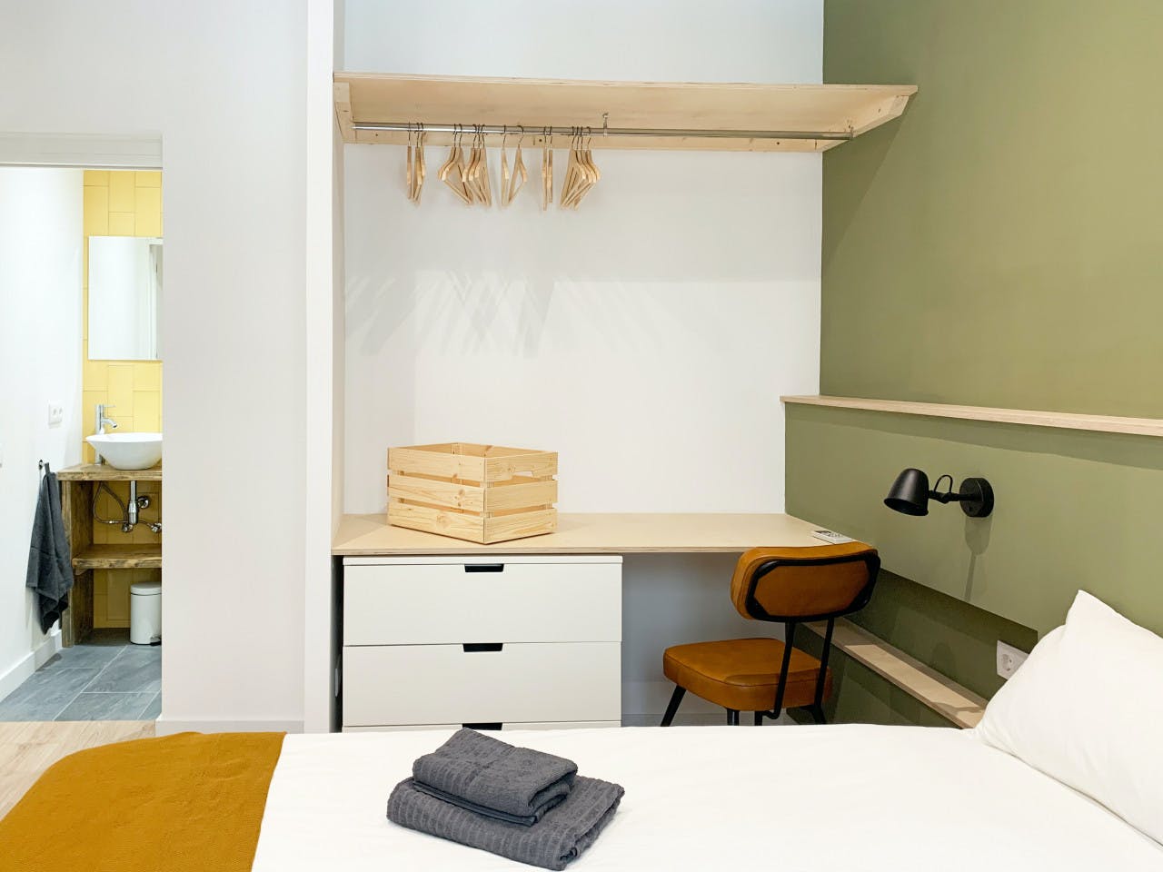  Large Ensuite A - Flat With Private Terrace  -  Modern Coliving Community with Private Suites in Vibrant Eixample  - Gallery -  4