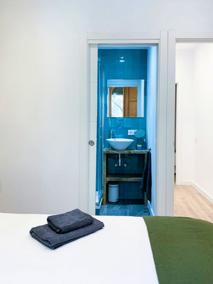  Large Ensuite B - Flat With Private Terrace  -  Modern Coliving Community with Private Suites in Vibrant Eixample  - Gallery -  27