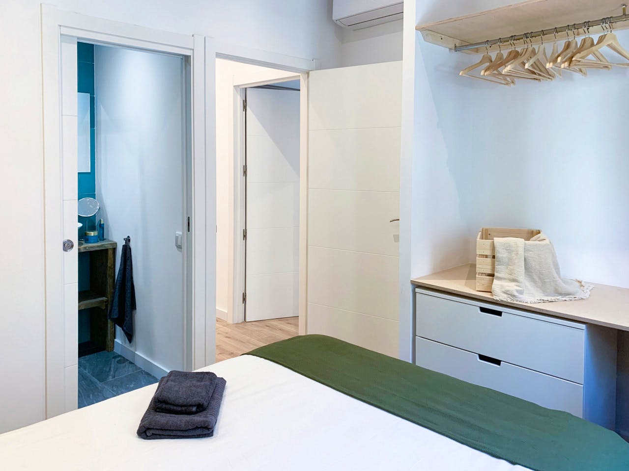  Large Ensuite B - Flat With Private Terrace  -  Modern Coliving Community with Private Suites in Vibrant Eixample  - Gallery -  26