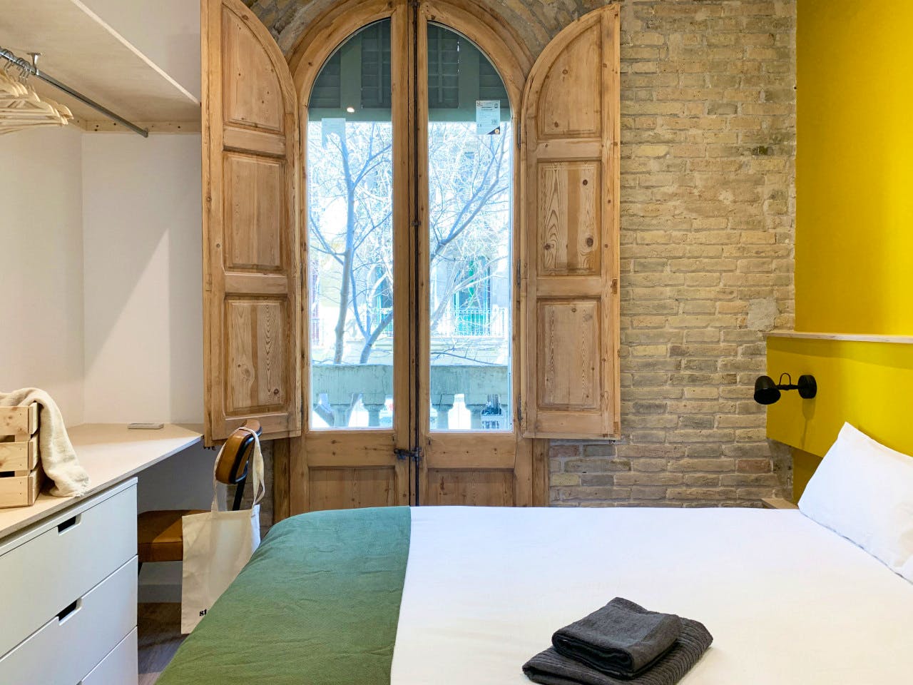  Large Ensuite B - Flat With Private Terrace  -  Modern Coliving Community with Private Suites in Vibrant Eixample  - Gallery -  23