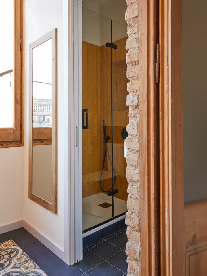  Large Ensuite Room D  -  Modern Coliving Community with Private Suites in Vibrant Eixample  - Gallery -  5