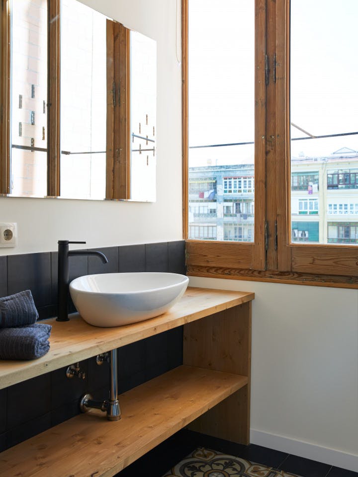  Large Ensuite Room D  -  Modern Coliving Community with Private Suites in Vibrant Eixample  - Gallery -  6