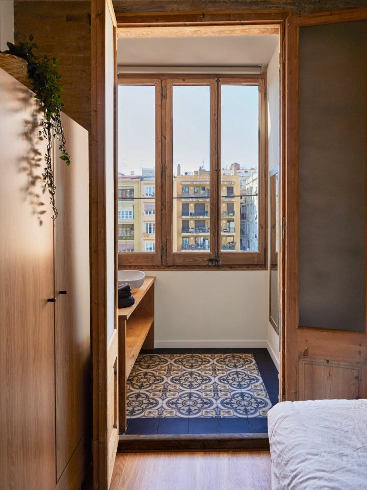  Large Ensuite Room D  -  Modern Coliving Community with Private Suites in Vibrant Eixample  - Gallery -  21