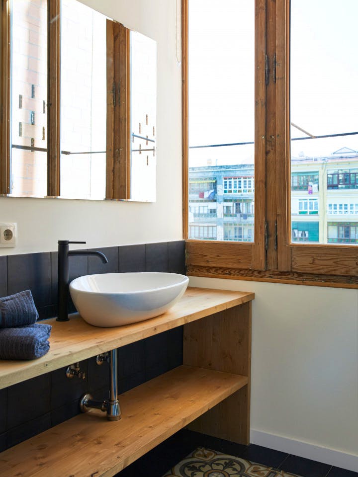  Large Ensuite Room D  -  Modern Coliving Community with Private Suites in Vibrant Eixample  - Gallery -  34