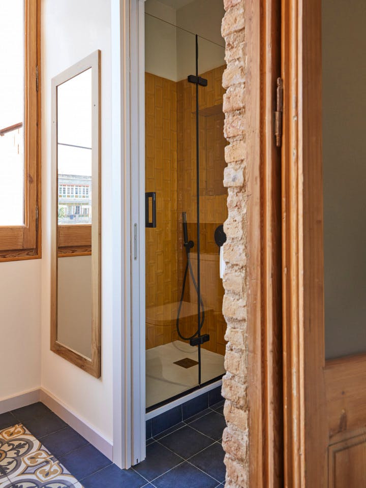  Large Ensuite Room D  -  Modern Coliving Community with Private Suites in Vibrant Eixample  - Gallery -  35
