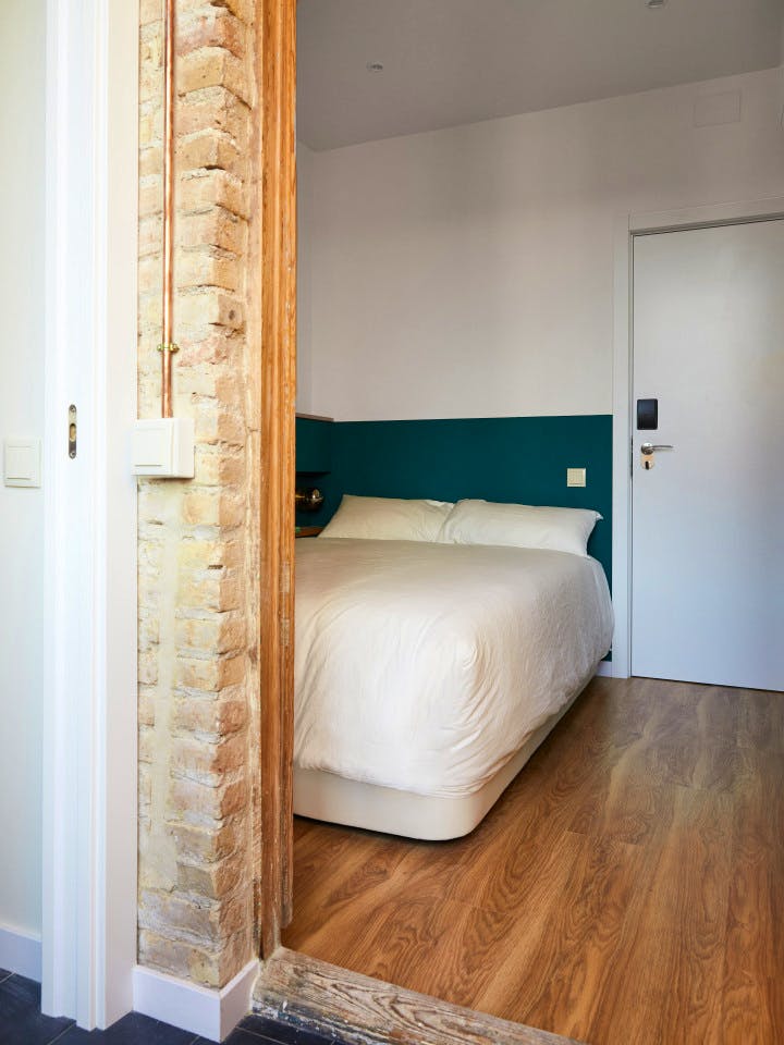  Large Ensuite Room D  -  Modern Coliving Community with Private Suites in Vibrant Eixample  - Gallery -  19