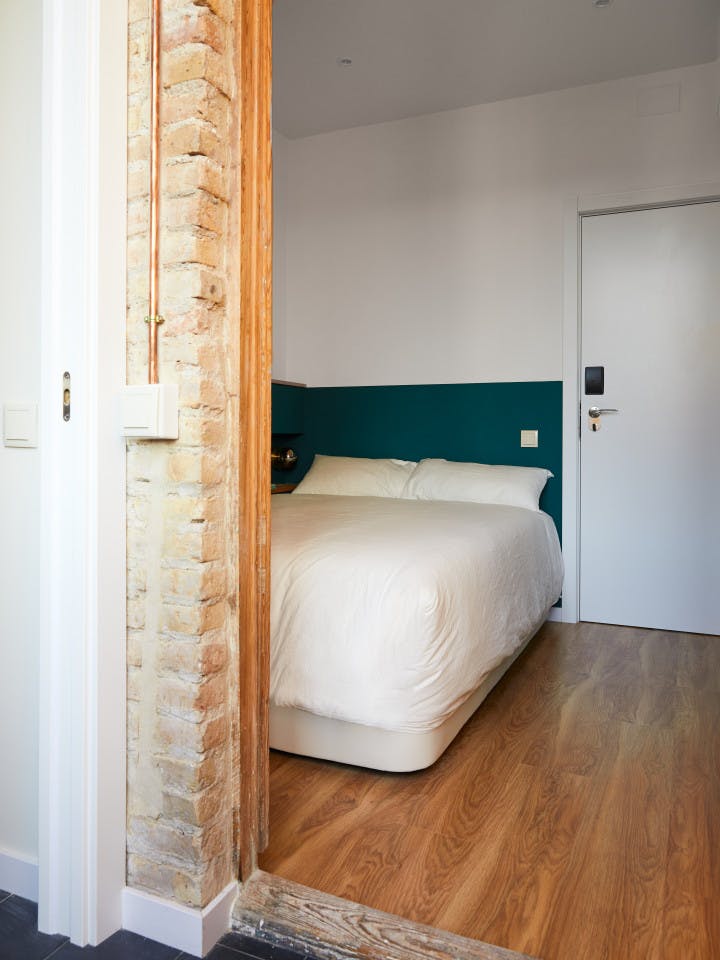  Large Ensuite Room D  -  Modern Coliving Community with Private Suites in Vibrant Eixample  - Gallery -  1