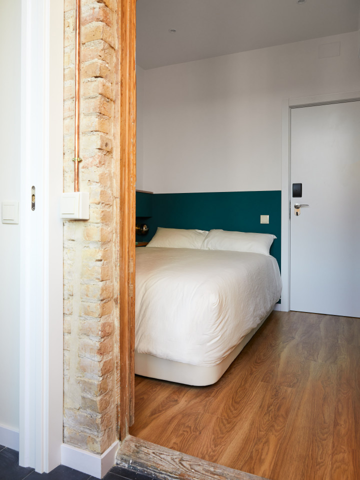  Large Ensuite Room D  -  Modern Coliving Community with Private Suites in Vibrant Eixample  - Gallery -  37