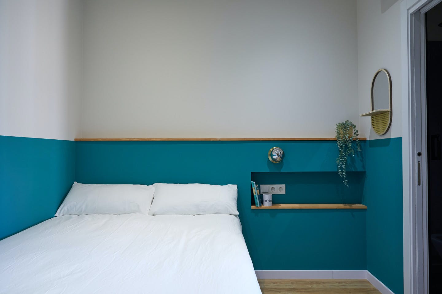  Large Ensuite Room E  -  Modern Coliving Community with Private Suites in Vibrant Eixample  - Gallery -  1