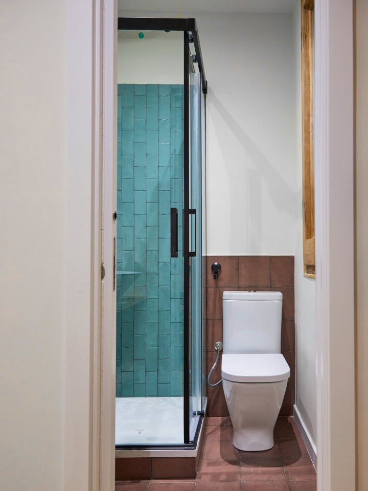  Large Ensuite Room E  -  Modern Coliving Community with Private Suites in Vibrant Eixample  - Gallery -  36