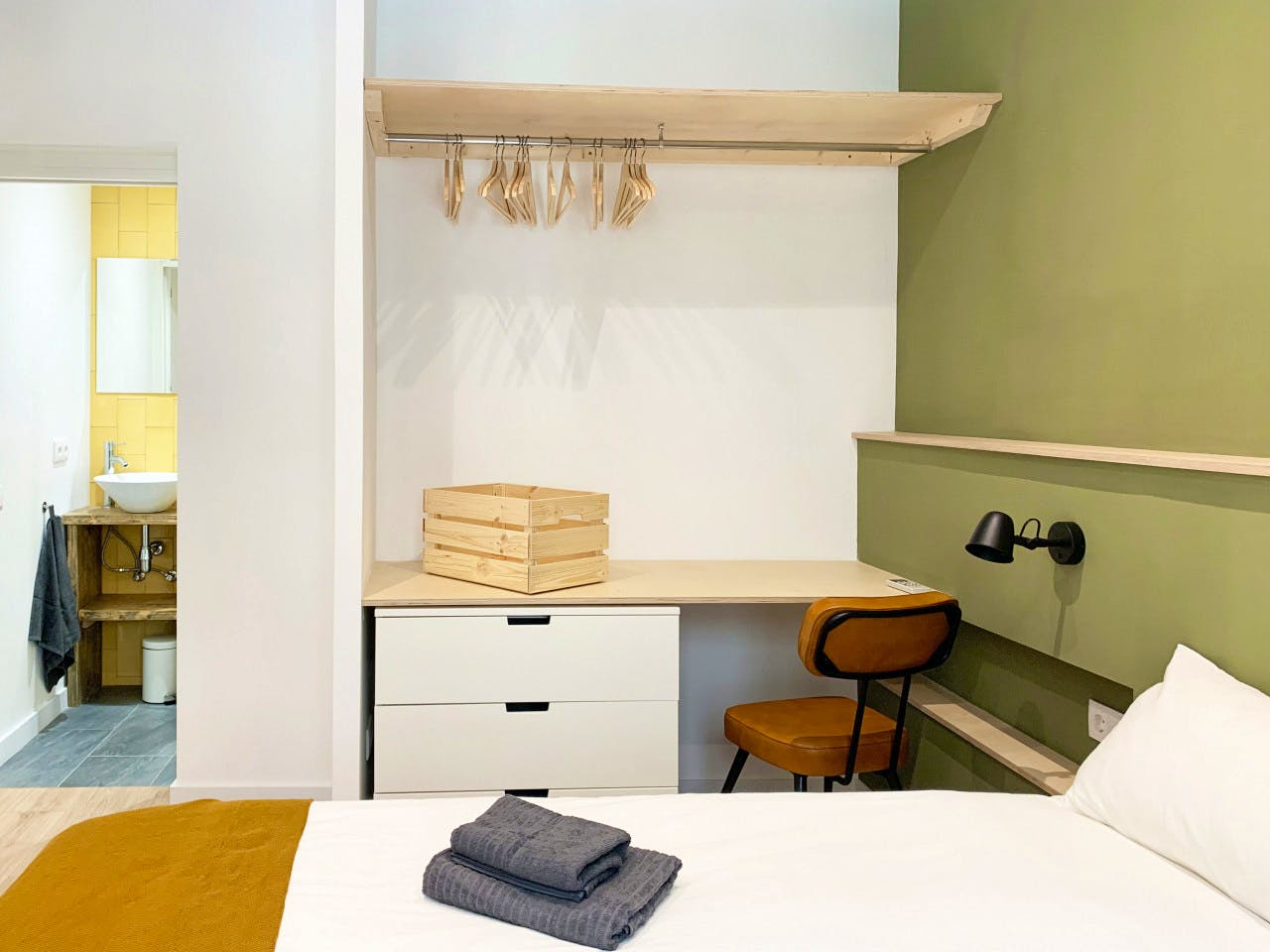  Large Ensuite Room 3A  -  Modern Coliving Community with Private Suites in Vibrant Eixample  - Gallery -  17