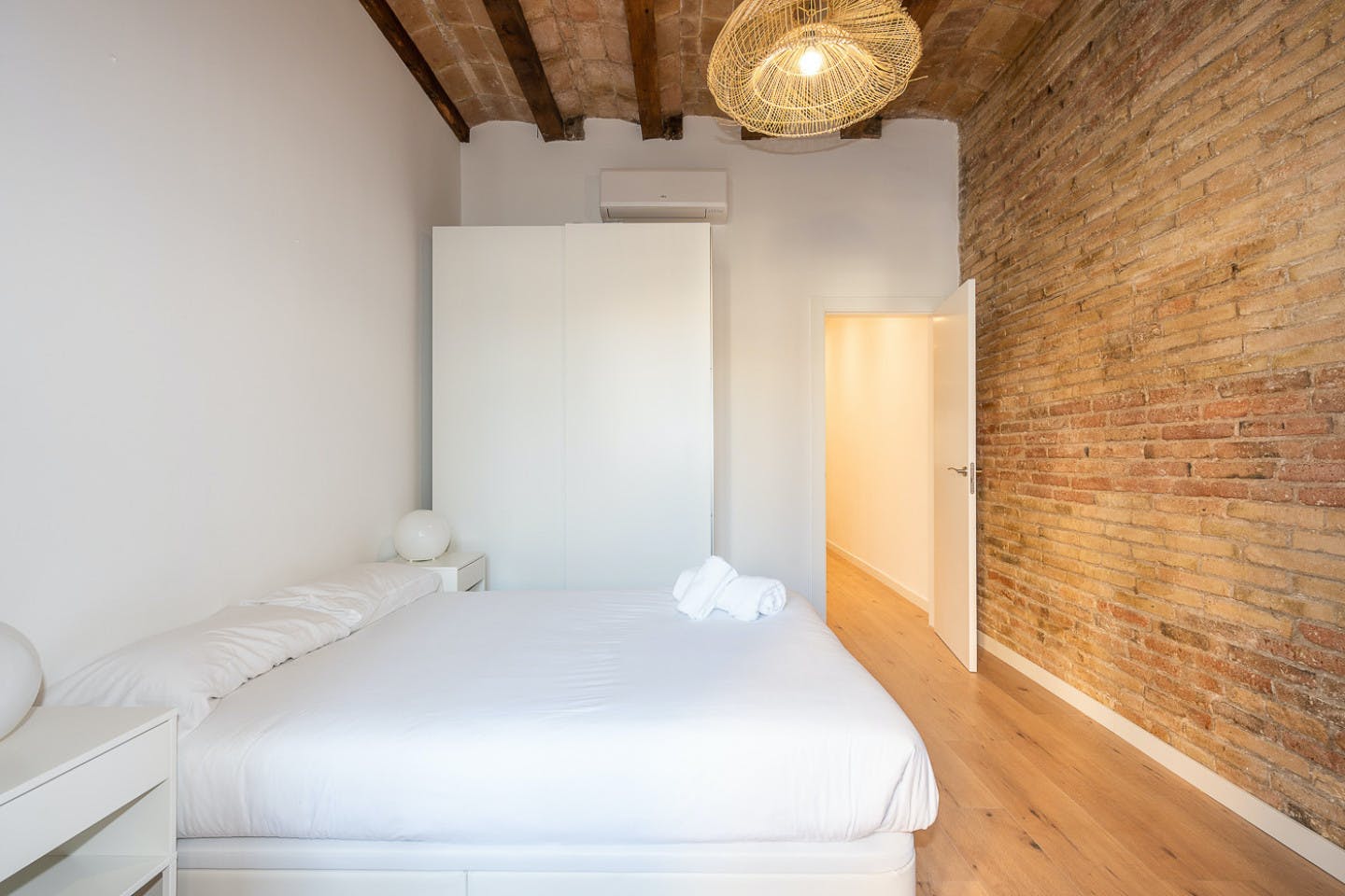  Double Ensuite Bedroom With Gallery 1C  -  Modern Coliving Community with Private Suites in Vibrant Eixample  - Gallery -  4