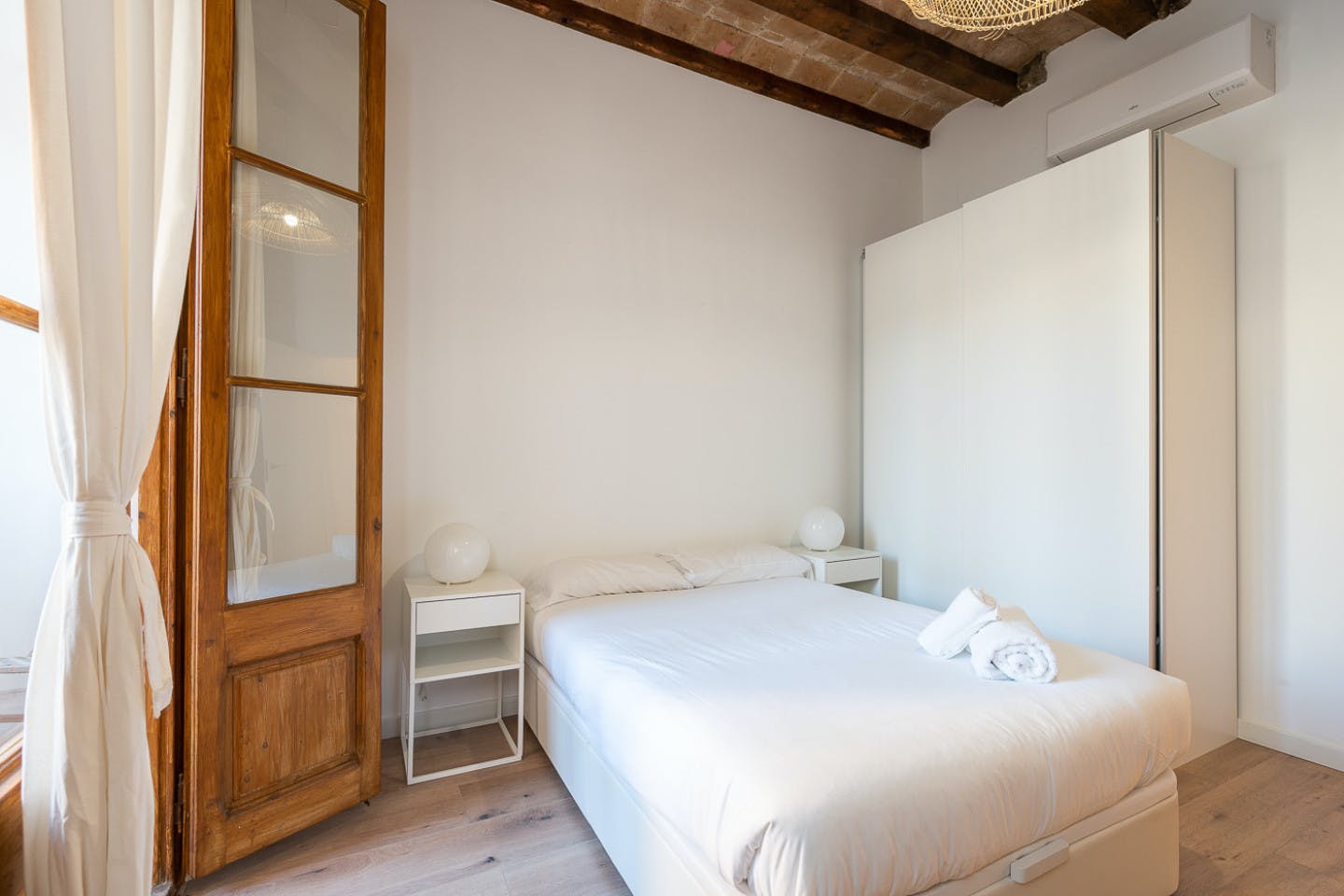  Double Ensuite Bedroom With Gallery 1C  -  Modern Coliving Community with Private Suites in Vibrant Eixample  - Gallery -  1