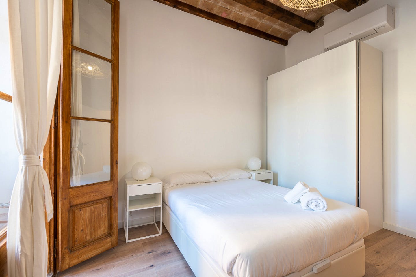  Double Ensuite Bedroom With Gallery 1C  -  Modern Coliving Community with Private Suites in Vibrant Eixample  - Gallery -  15
