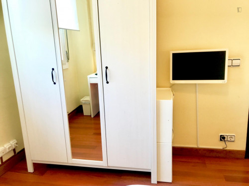 Single bedroom in 5-bedroom apartment