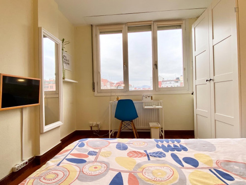 Single bedroom in 6-bedroom apartment