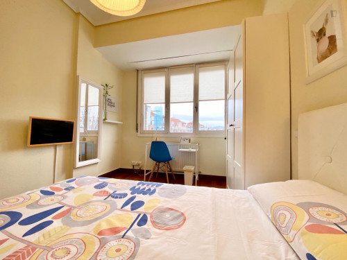 Single bedroom in 6-bedroom apartment
