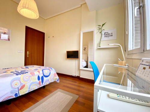 Single bedroom in 6-bedroom apartment - Gallery - 10