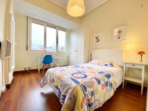 Single bedroom in 6-bedroom apartment - Gallery - 5