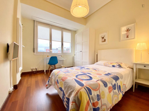 Single bedroom in 6-bedroom apartment - Gallery - 15